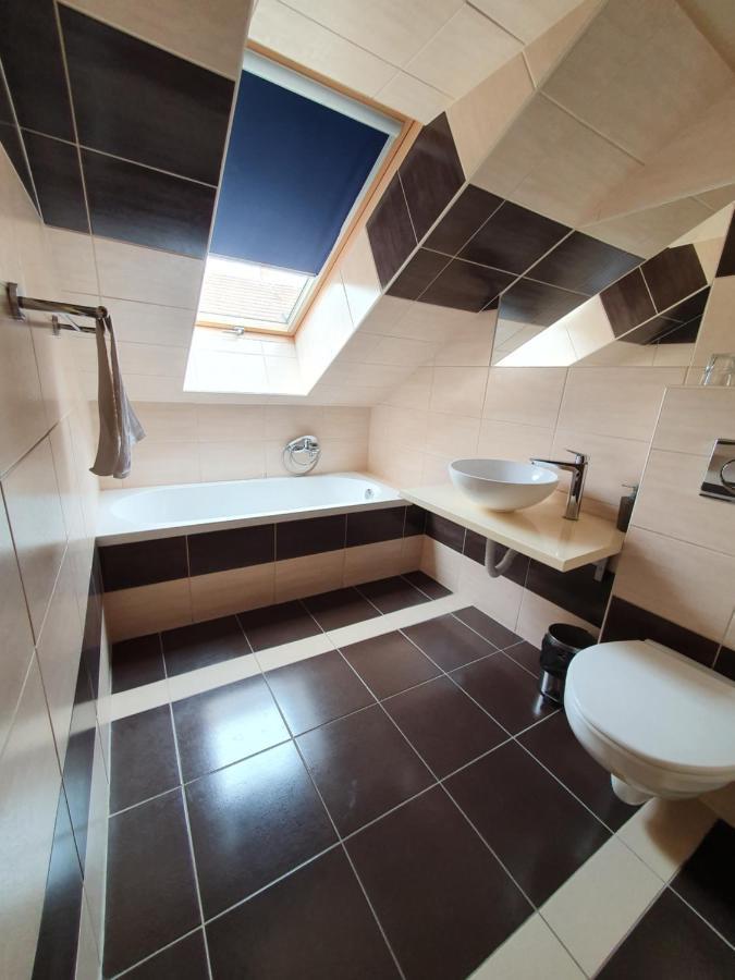 Готель Wolf Apartman101, Wolf Apartman 102 Шарвар Екстер'єр фото