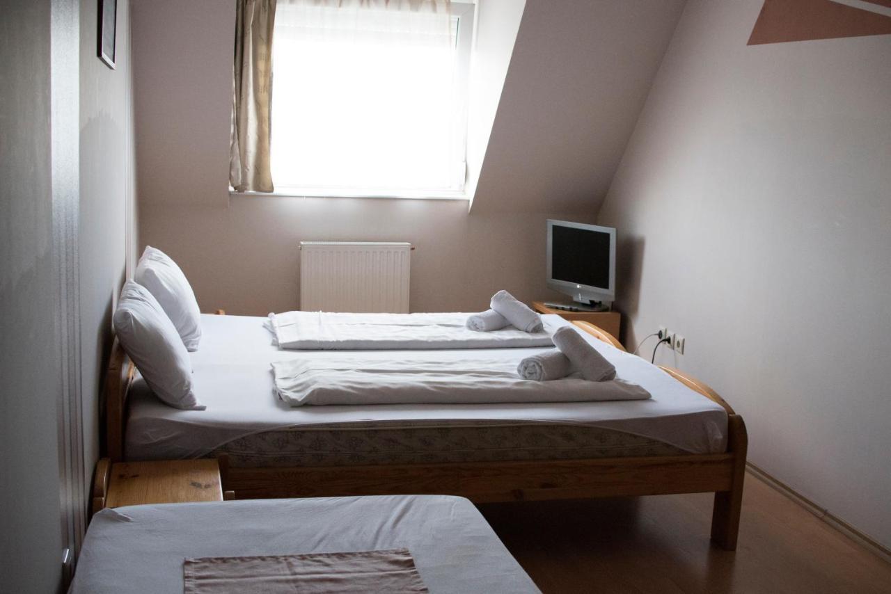 Готель Wolf Apartman101, Wolf Apartman 102 Шарвар Екстер'єр фото